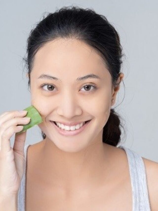 Asian,Woman,Apply,Aloe,Vera,To,Her,Face,In,The
