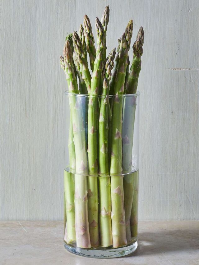 Asparagus-rehydrated-in-a-glass-c0c7a23f65d0441cbd3dcb345d1ed670