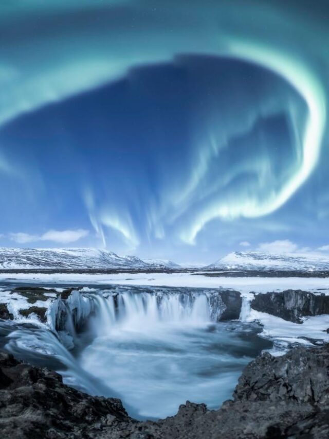 Goðafoss Flow © Larryn Rae _ Astronomy Photographer of the Year 2021 Aurorae Highly Commended