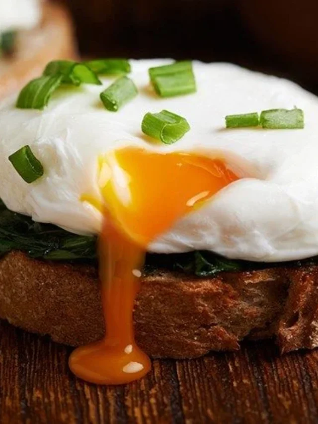 Poached-Eggs-with-Wilted-Spinach-on-Toast-750x500