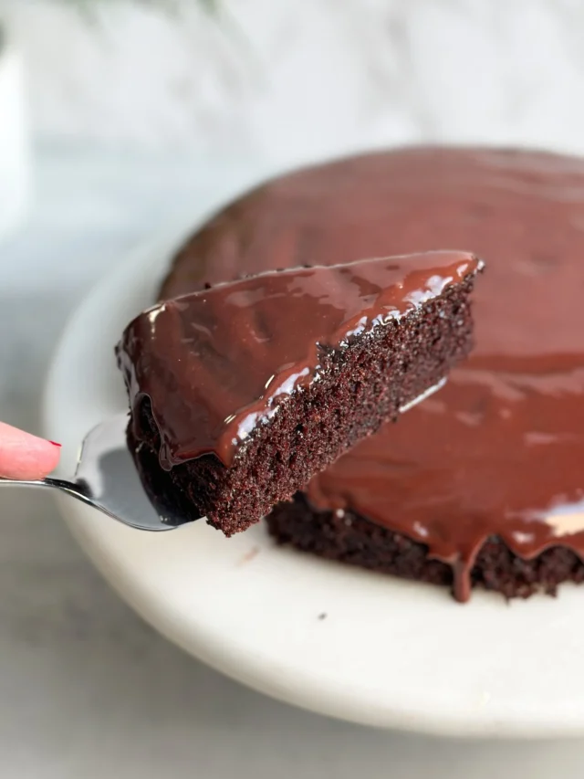 easy-chocolate-cake-slice-scaled