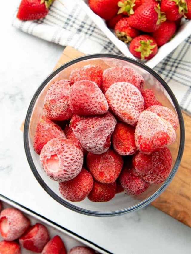 frozen-strawberries-overhead-735x1103