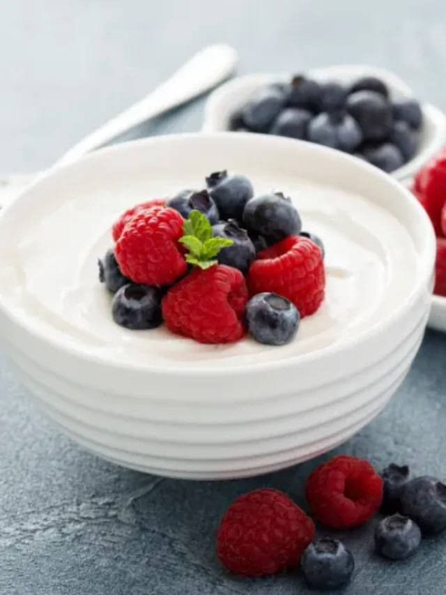 greek-yogurt-with-berries