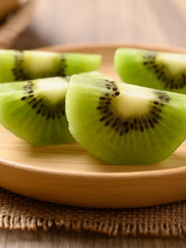 Sliced,Green,Kiwi,Fruit,On,Wooden,Plate,Ready,To,Eating,