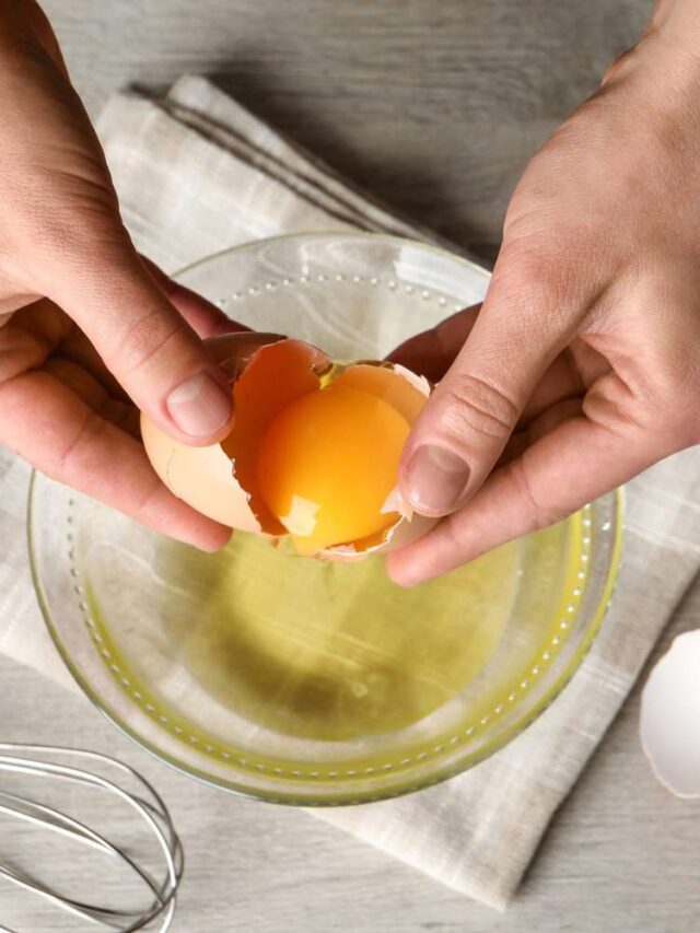 separate-egg-whites-from-yolks-getty-0323-2000-d890b7136aa84b719aac9369f248e80b