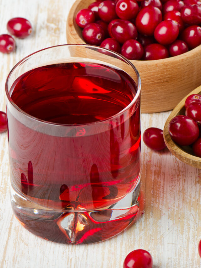 Cranberries,In,A,Wooden,Spoon,And,Glass,Of,Juice.,Selective